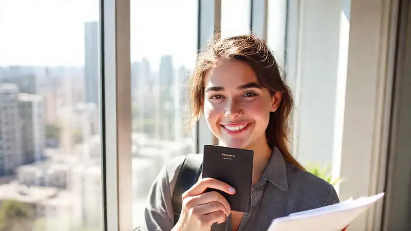 Joven con esperanza se muda a su hogar