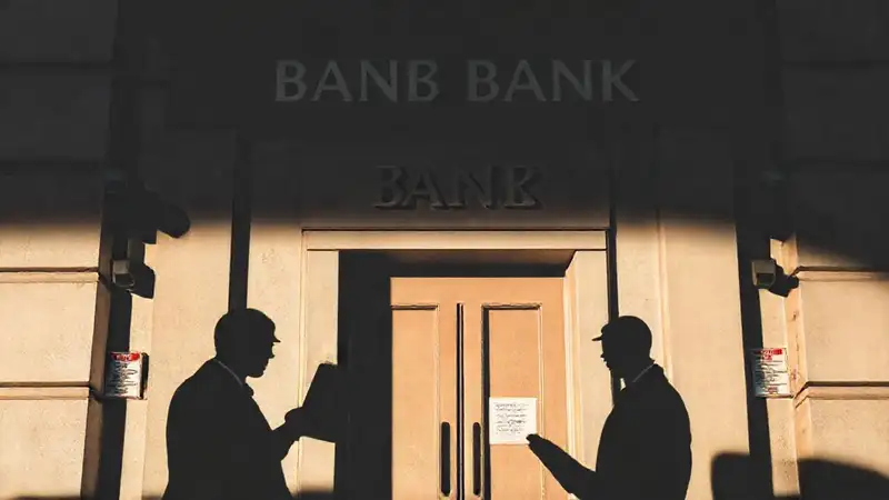 Un banco sombrío y vigilado