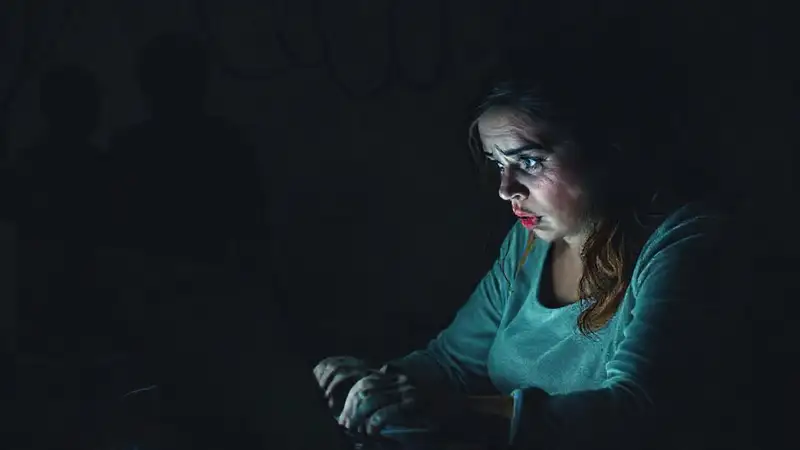 Una joven frustrada enfrenta caos digital