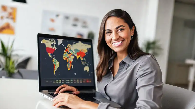 Mujer exitosa trabaja con dinero digital