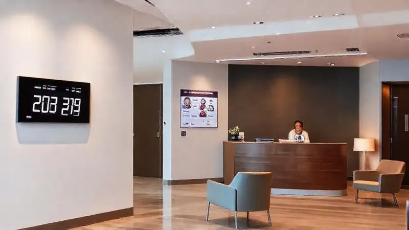 Lobby moderno: profesional, acogedor y digital