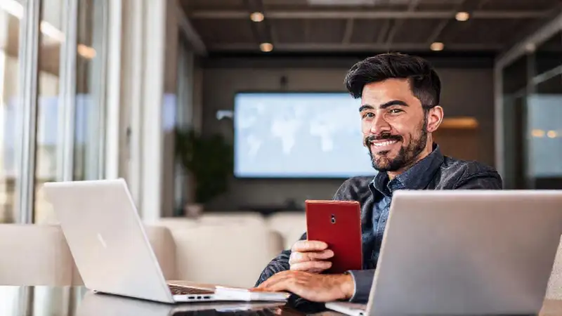 El expatriado gestiona dinero digitalmente globalmente
