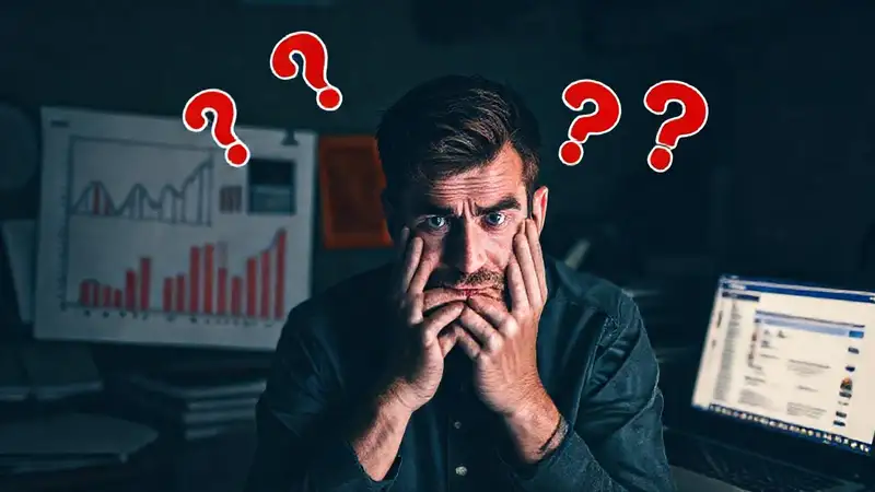 Un hombre confuso enfrenta una inbox abrumadora