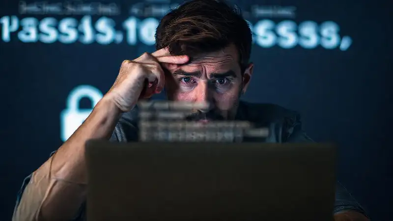 El hombre confundido lucha con el bloqueo digital