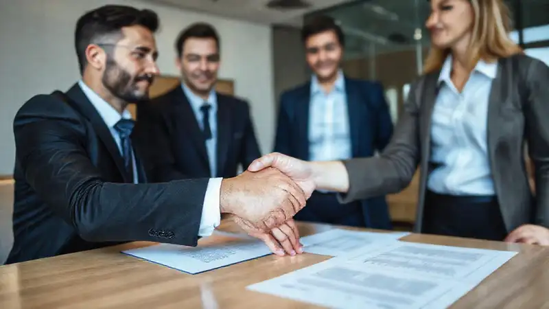 Reunión profesional, contrato y confianza